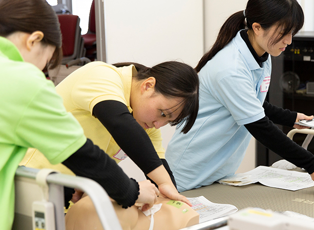 一人ひとりの状態に合わせた介護を実践的に学びます
