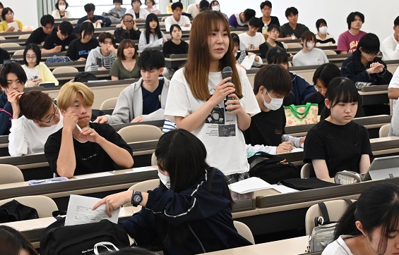 「まちづくりで学生にもできることは？」と質問する学生