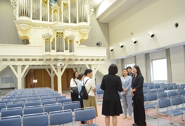 本学の施設について説明を受ける代表団（本学グレースホールにて）