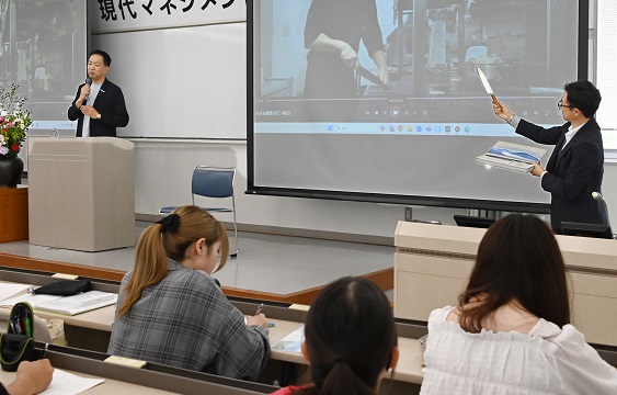 超硬合金包丁のPR映像を流し、高い品質を紹介する福田氏（左）