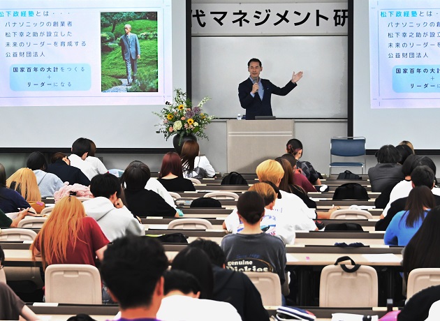 論語の「徳は孤ならず必ず隣あり」を紹介する尾関氏