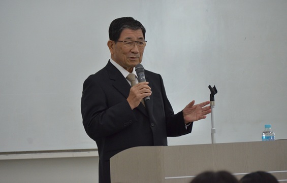 「変化やピンチはチャンスでもある」と学生に語りかける古田さん