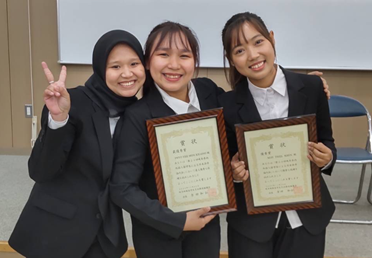 本学から出場した3名の留学生