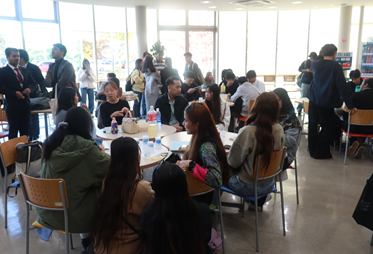 懇親会の様子　他校との学生たちと交流を図りました