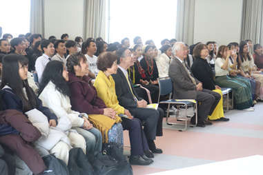 実習中の社会福祉学科1年生から送られたメッセージ動画を見る様子