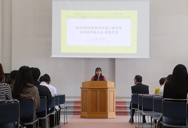 日本語弁論大会で最優秀賞を受賞したスピーチを発表する社会福祉学科2年・ピョーさん
