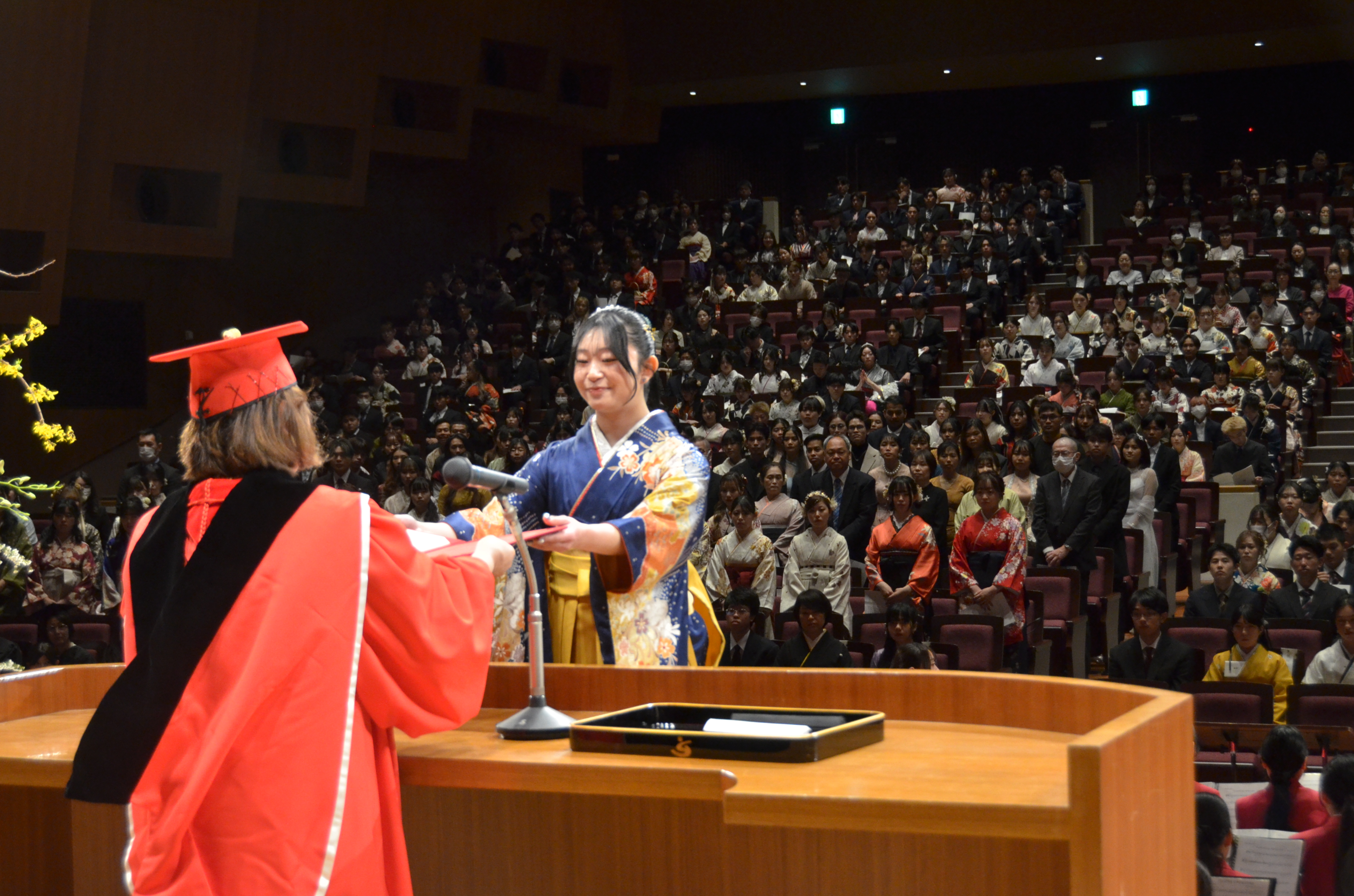 学位記を受け取る短期大学部の代表者