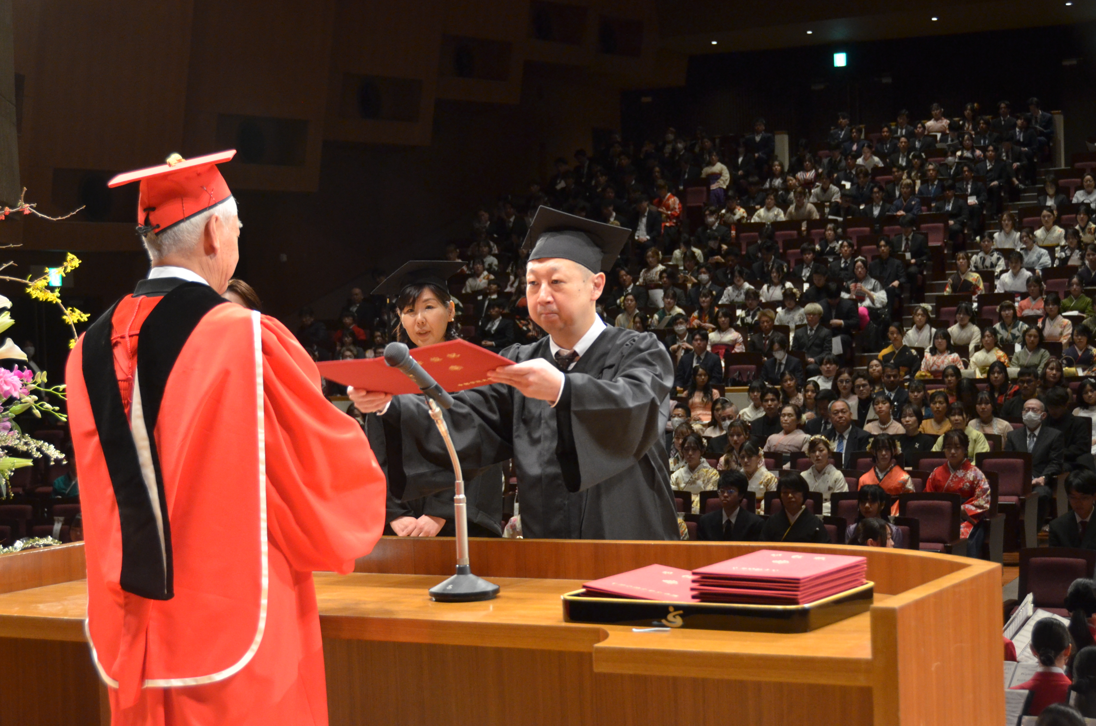 学位記を受け取る大学院生