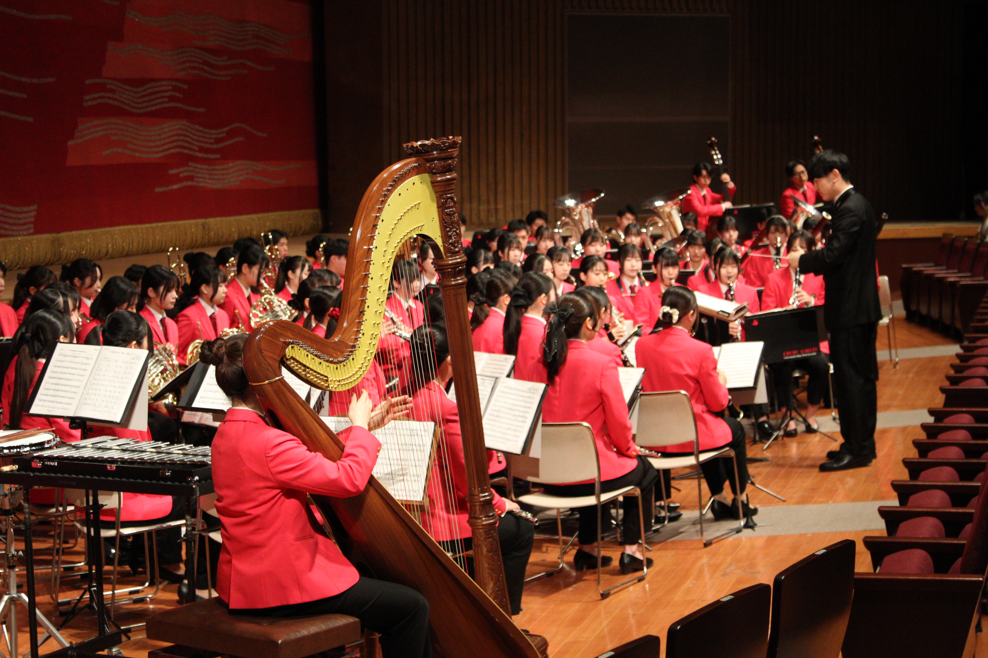式典に花を添えた吹奏楽部