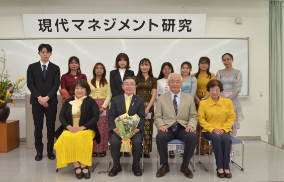 イエロー・エンジェル奨学生と大学、短大学長らとの記念撮影