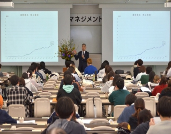 約170人の学生と市民が耳を傾けた「現代マネジメント研究講座」