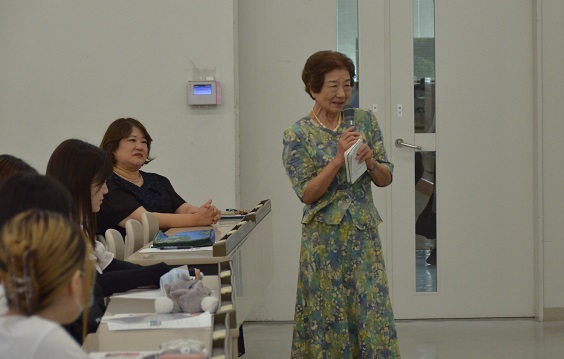 閉会の辞で御礼の言葉を述べる片桐多恵子・済美学院長