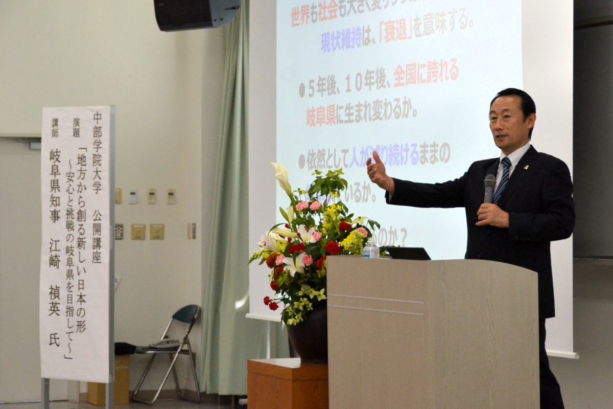 「政策の課題だけではなく、その答えも現場にある」と熱く持論を語る江崎知事
