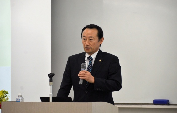 「皆さんの意見を広く県政に取り入れ、5年後、10年後の未来を一緒に創りましょう」と呼びかける江崎禎英知事