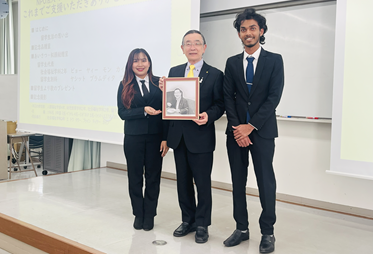 宗次先生（中央）と留学生代表挨拶をしたピョーさん（左）、肖像画を送ったヤシットさん（左）