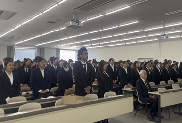 留学生全員で「仰げば尊し」を合唱しました