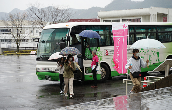 無料送迎バス到着の様子