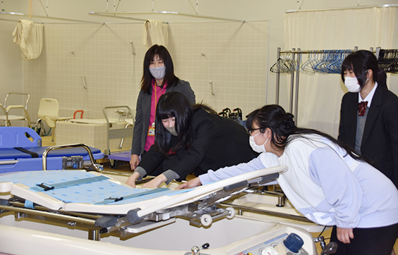 社会福祉学科（介護福祉コース）キャンパス見学の様子