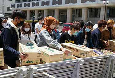 食料品を手にする留学生たち