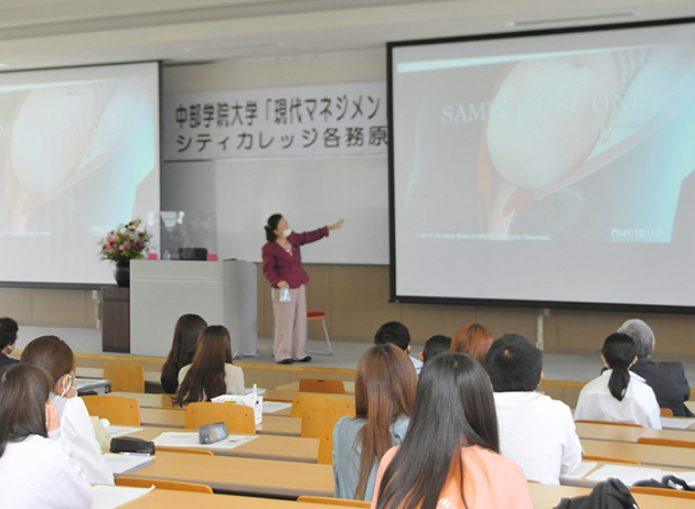 現代マネジメント研究第2回 宮崎千惠氏講義の様子