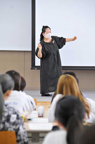 袖萩が三味線を弾く姿の所作をする小栗氏