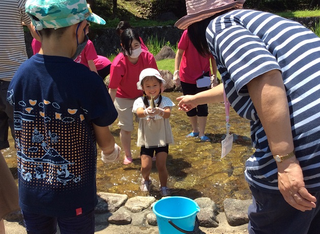 清流長良あゆパークでは、あゆつかみ体験を楽しんだ後、あゆの塩焼きを食べました。