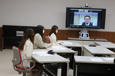 司会進行も学生が務めます