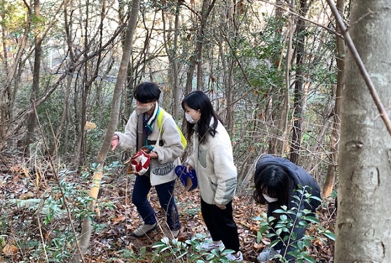 木の実等を拾いながら山道を歩きます