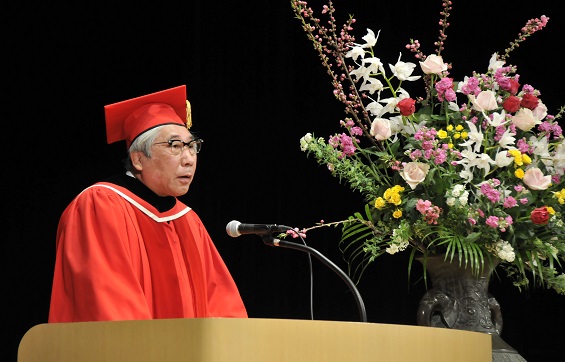 式辞を述べる大学の古田善伯学長