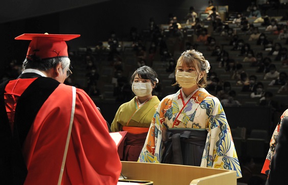 卒業証書を受け取る人間福祉学科の代表者