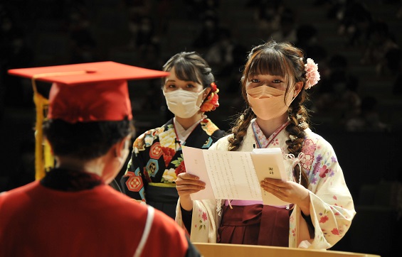 卒業生を代表して感謝の思いを伝えた、短期大学部幼児教育学科の森本愛望さん（右）と人間福祉学部人間福祉学科の鎌倉明佑美さん