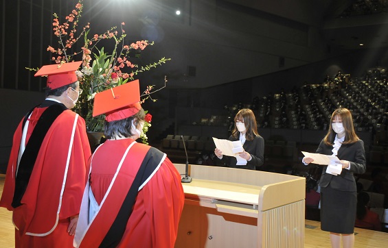 誓いの言葉を述べる看護リハビリテーション学部理学療法学科1年の甲斐亜朱姫さん（左）と短期大学部社会福祉学科1年の杉山かりんさん