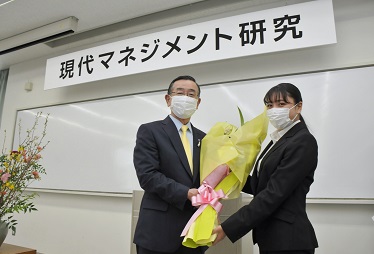 奨学生の代表から花束を受け取る宗次氏