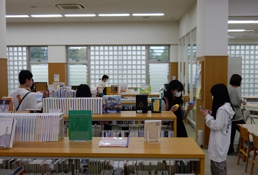 図書館でエッグハントをする学生【各C】