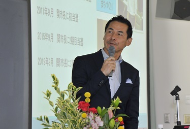 学生時代の思い出を語る尾関市長