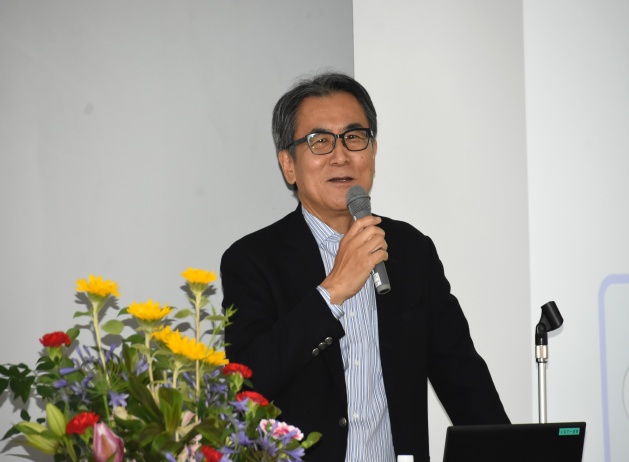 「お金を味方に付ければ未来の選択肢も大きく広がります」と資産形成の大切さをアピールする秋葉氏