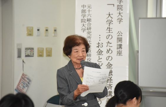 閉会の辞でお礼の言葉を述べる片桐多恵子・岐阜済美学院長