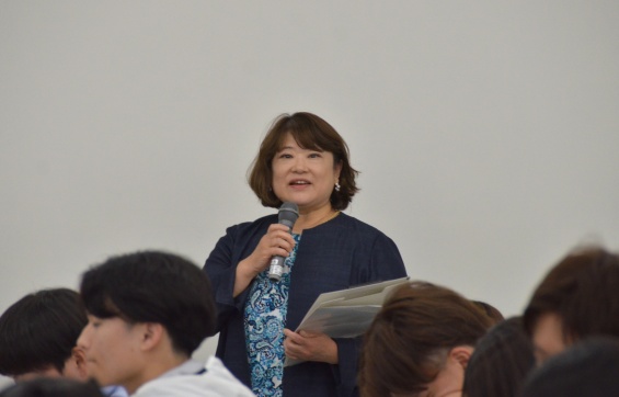 開会の辞で葛西聖司氏の略歴を紹介する片桐史恵学長　