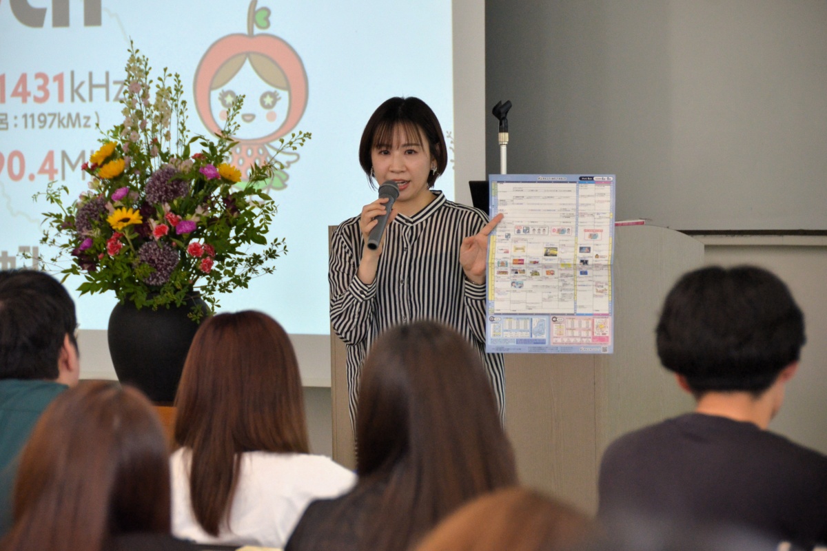 「初めてラジオニュースを読んだ時は緊張して38度の高熱を出した」と失敗談を話す東さん
