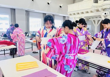 留学生が浴衣の着付けに挑戦しました