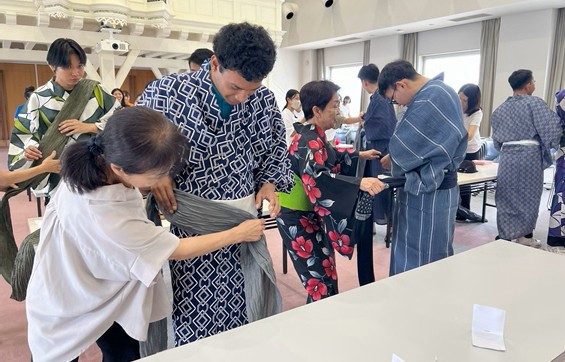 講師にサポートしていただきながら着付けの手順を習得しました