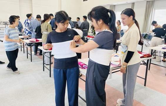 浴衣を美しく着るために補正の仕方も教わりました