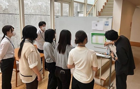 説明を受けている様子