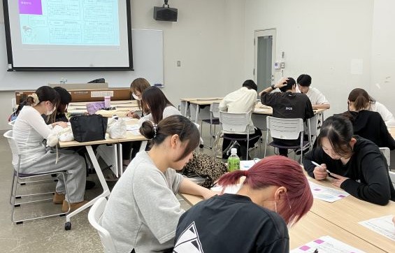 事例を考えている様子