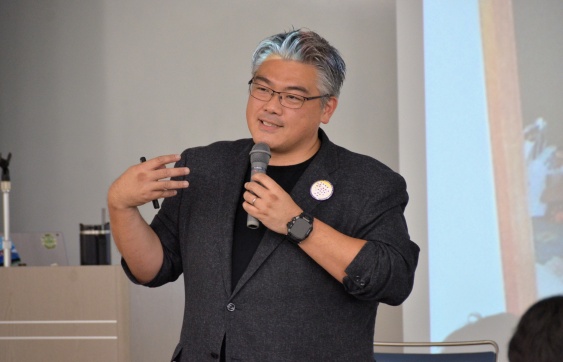 「神を畏れることは知識のはじめである」という建学の精神を語る高橋氏