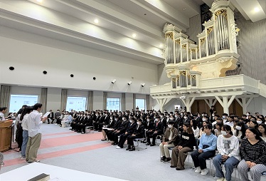 幼児教育学科の先輩留学生も参加した聖歌隊による賛美歌や学歌斉唱