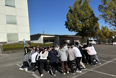 円陣を組み声をかけあい気合を入れる学生たち