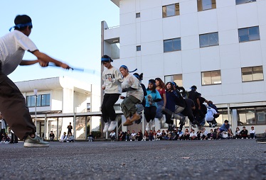 せーの！と声をかけあい一体となった大縄跳び