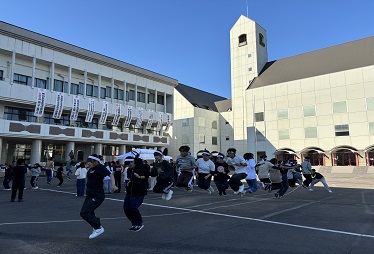 練習の成果をみせてリズムよく大きなジャンプ