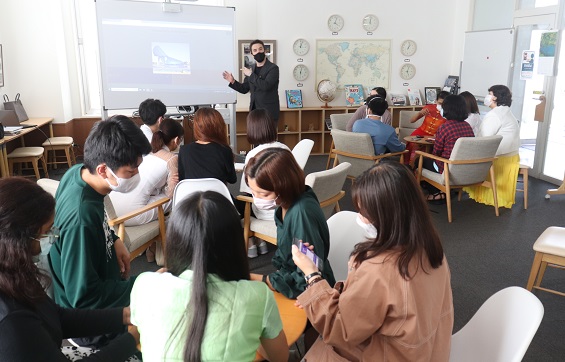 回答を相談する学生